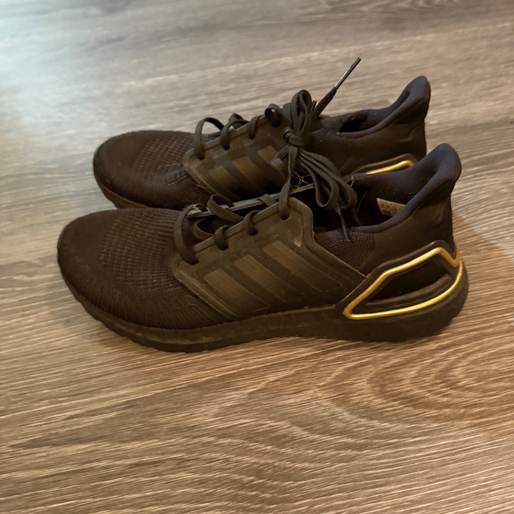 Black Adidas Ultra Boost 2.0